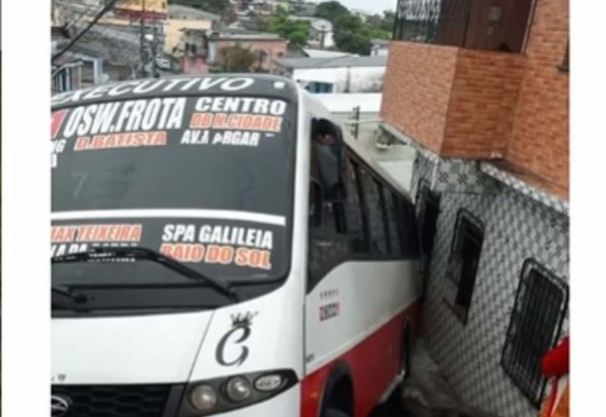 Vídeo: micro-ônibus colide com casa ao derrapar em ladeira na zona Leste