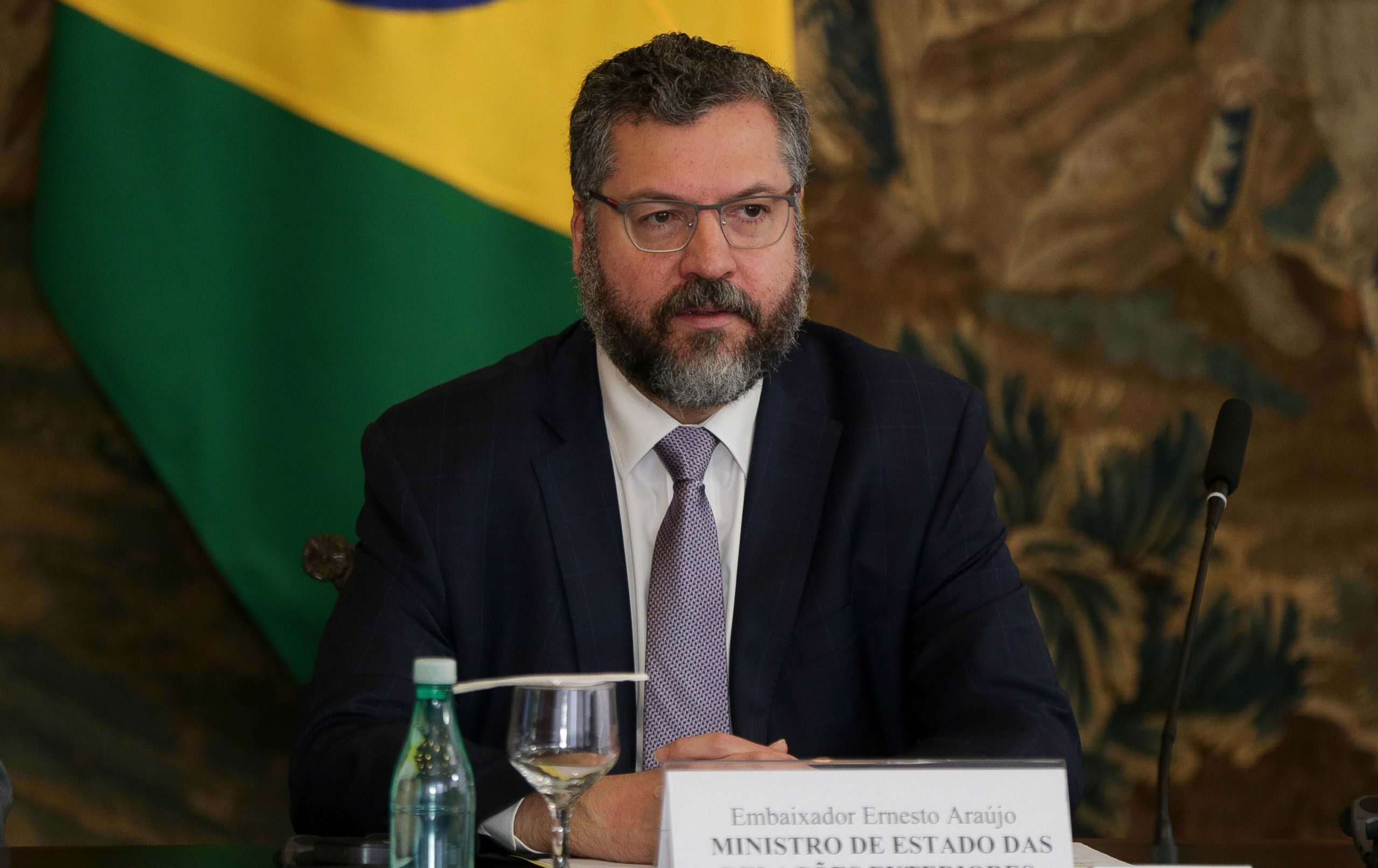 Estão tentando transformar Ernesto Araújo em 'bode expiatório', diz esposa do ministro