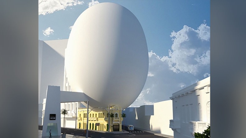 Conheça o artista que pôs ovo gigante em cima de um museu brasileiro