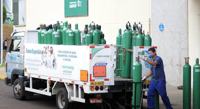 São Paulo vai imunizar contra Covid-19 caminhoneiros que transportam oxigênio para hospitais