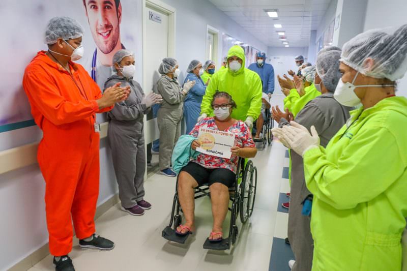 Dez pacientes de outros estados se recuperaram da Covid-19 em Manaus