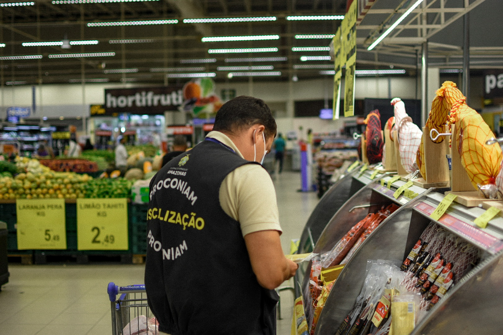 Mais de 20 Kg de alimentos vencidos são apreendidos em supermercado