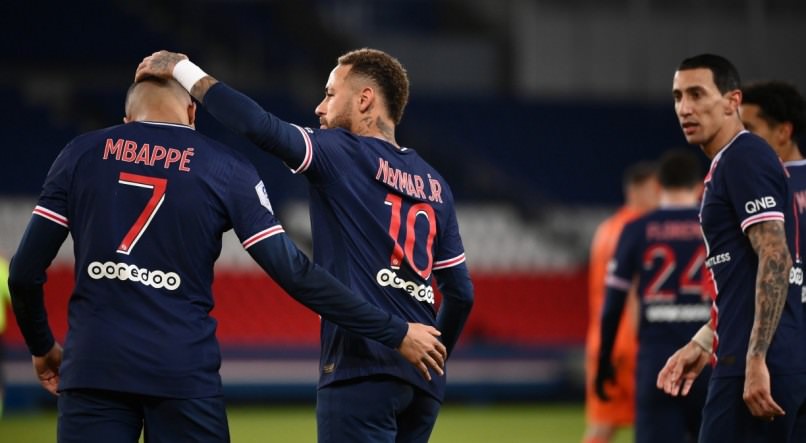 Em volta de Neymar, Mbappé faz dois gols, e PSG atropela o Lyon no Francês