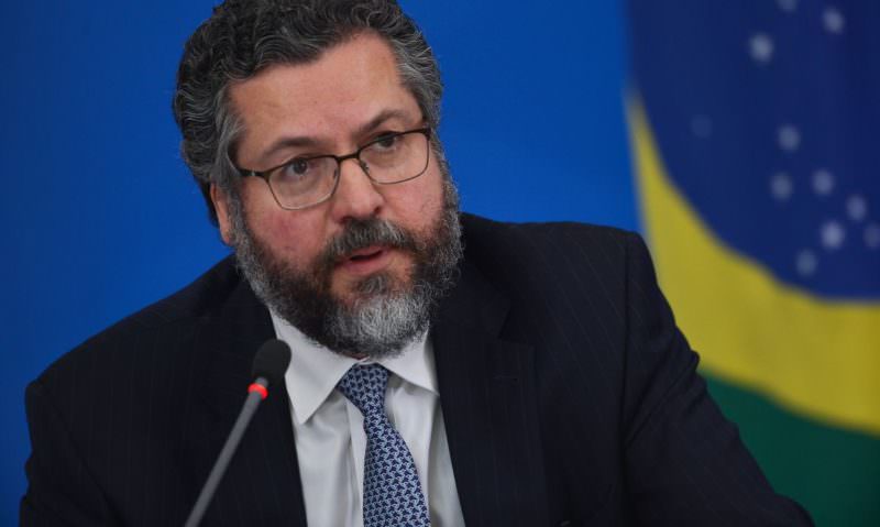 Ministro Ernesto Araújo vai pedir demissão, diz jornal