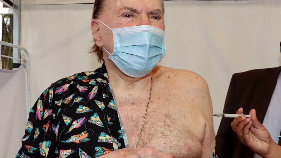 De pijama, Silvio Santos toma segunda dose da vacina contra a covid-19