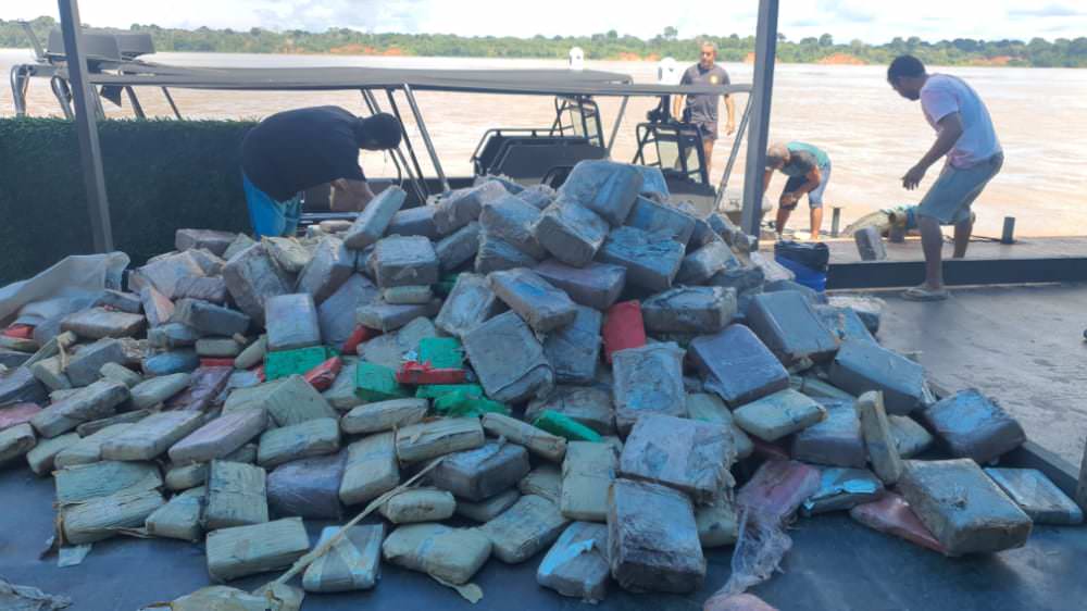 Mais de três toneladas de drogas foram encontradas em porão de balsa no AM