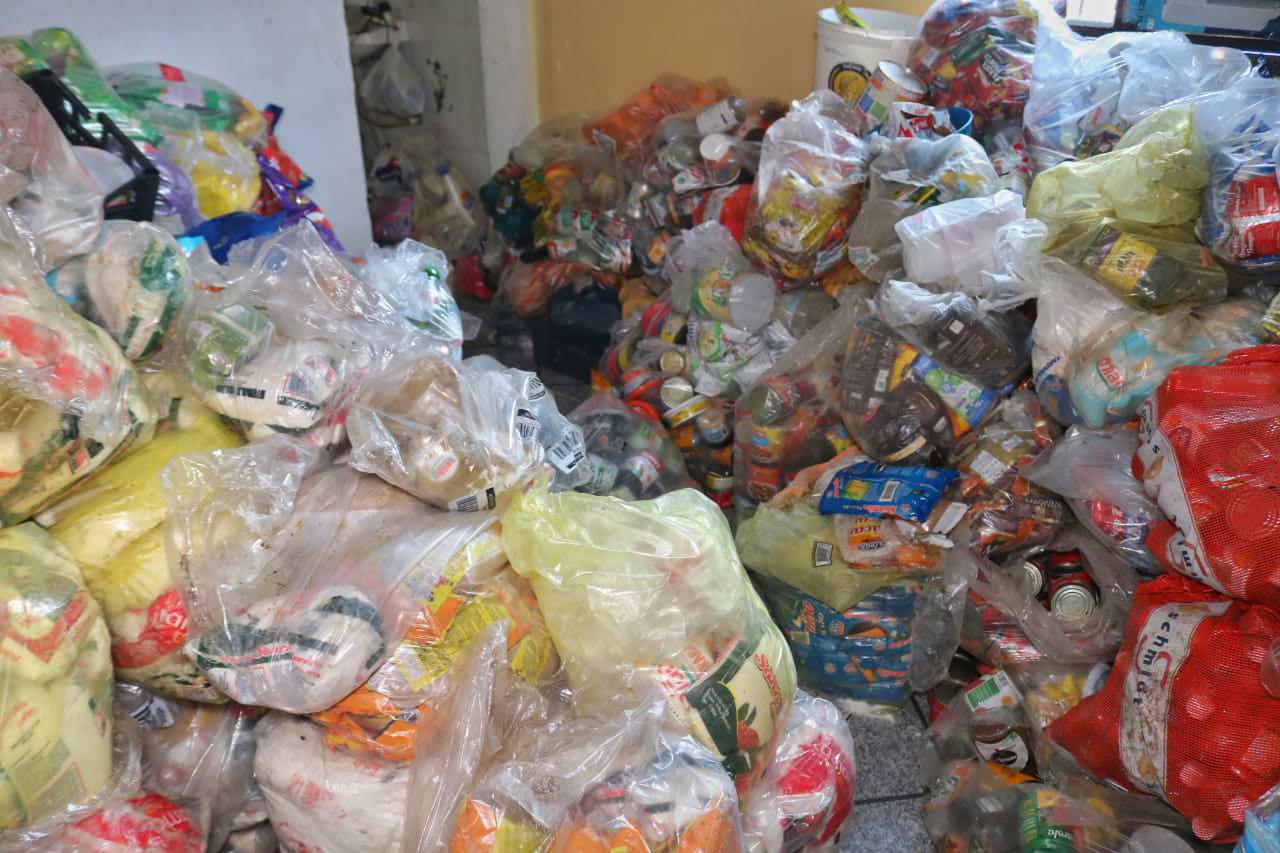 Mais de quatro toneladas de alimentos vencidos foram apreendidos em Manaus