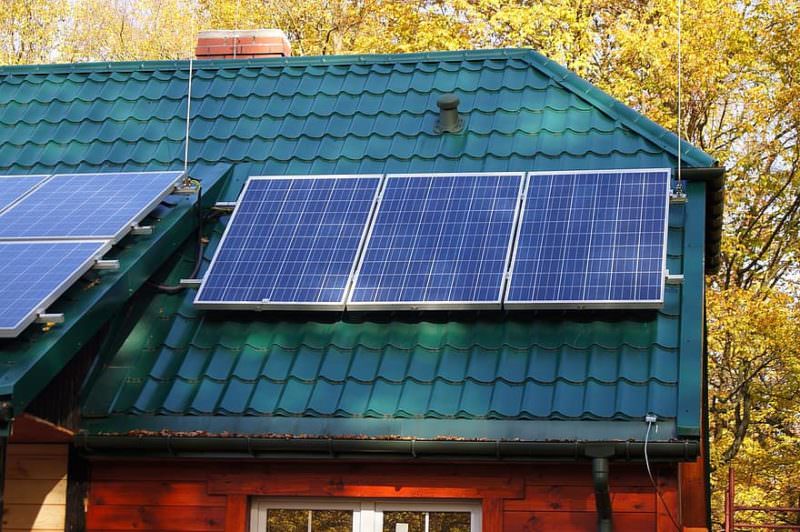Empresa investe em produção de telhados solares no Brasil