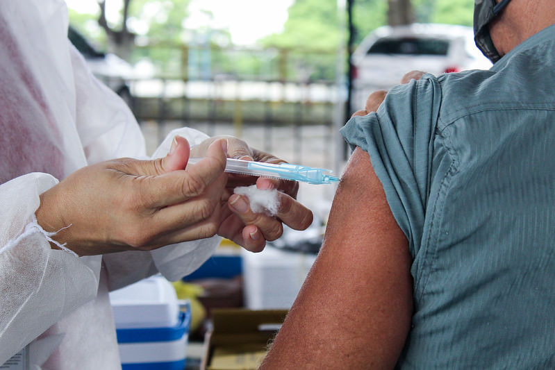 Criminosos armados roubam vacinas contra covid-19 em centro de saúde