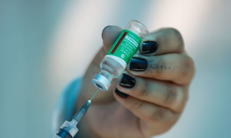 Dados britânicos mostram que vacinas protegem idosos após primeira dose