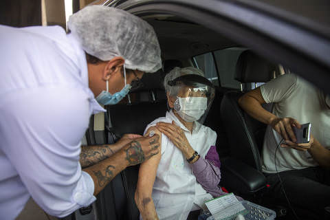 Senado aprova projeto que prevê até três anos de prisão para quem furar fila da vacina