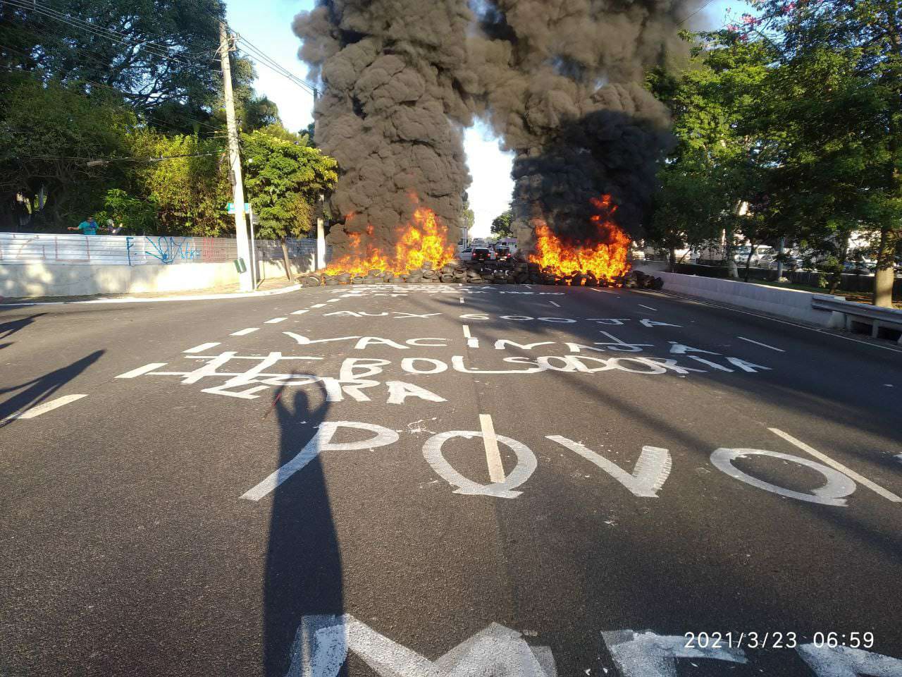 Em SP, manifestantes queimam pneus em protesto contra Bolsonaro e Doria