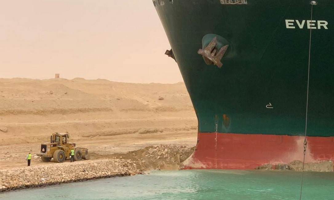 Entenda o tamanho da crise após navio encalhar no Canal de Suez