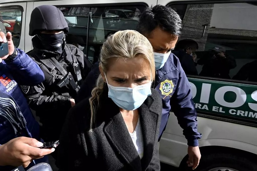 Ex-presidente interina da Bolívia, Jeanine Añez é presa neste sábado