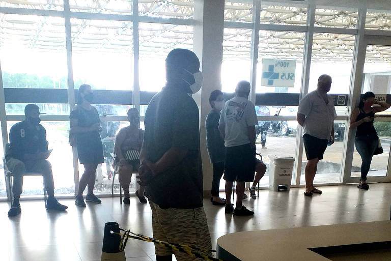 Paciente com cilindro de oxigênio no corredor expõe caos da covid-19 em Porto Alegre
