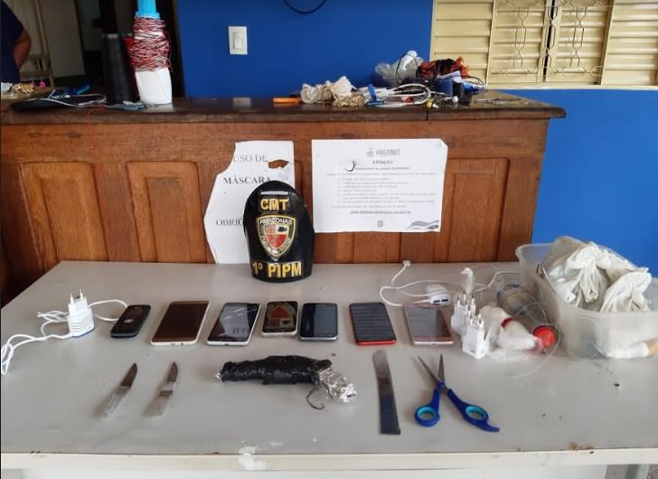 Celulares, armas brancas e drogas são encontradas em carceragem de delegacia no AM