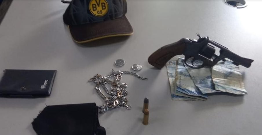 Dois homens são presos com arma de fogo e motocicleta roubada na zona Norte
