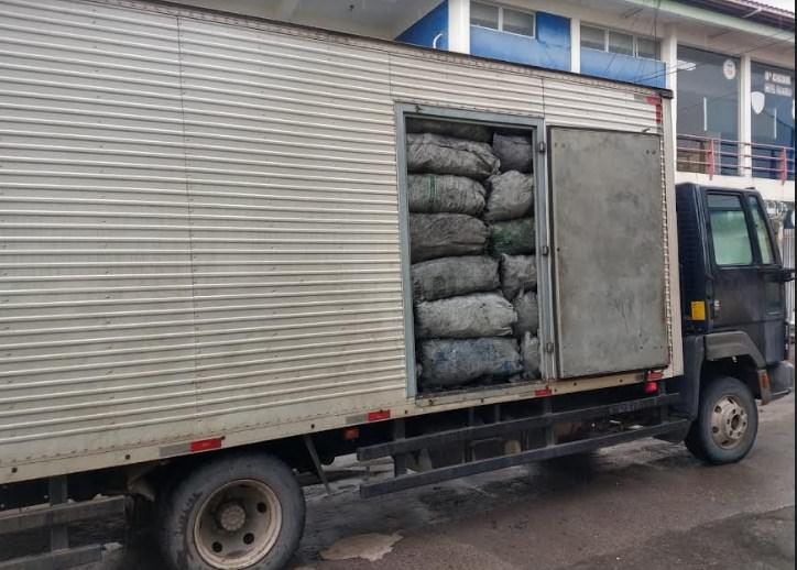Carga de carvão vegetal ilegal é apreendida na rodovia AM-010