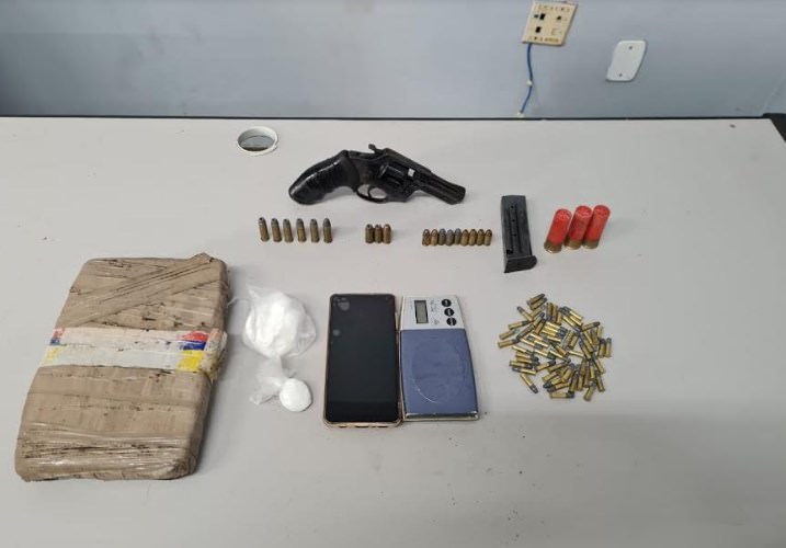 Homem é preso com arma de fogo e drogas enterradas em piso de residência