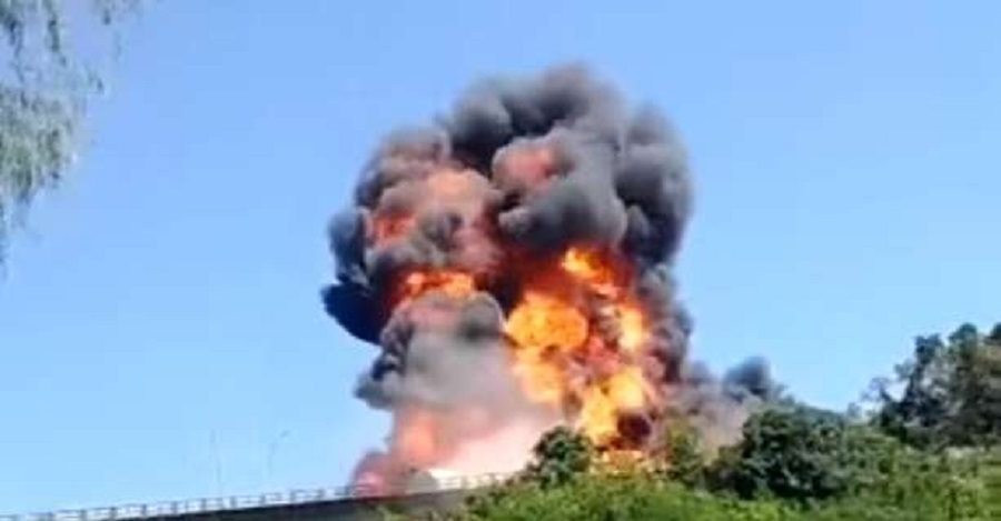 Motorista morre após caminhão pegar fogo em ponte; veja vídeo