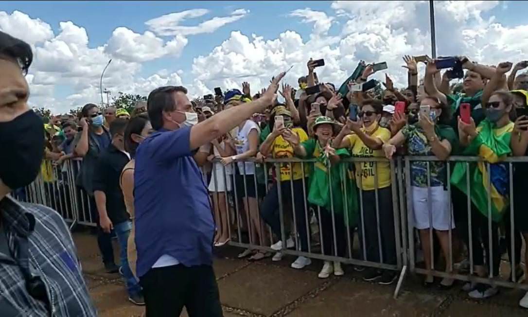 Bolsonaro comemora aniversário com apoiadores e critica medidas restritivas