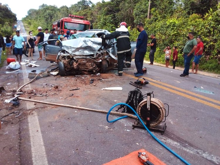 Ultrapassagem perigosa causa colisão e deixa um morto e três feridos na BR-174