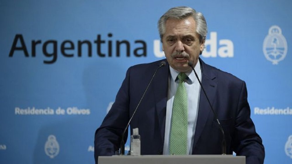 Presidente argentino anuncia que testou positivo para a Covid-19