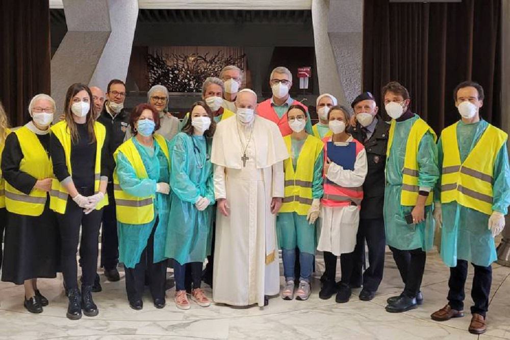 Papa Francisco faz visita surpresa a local de vacinação para sem-tetos
