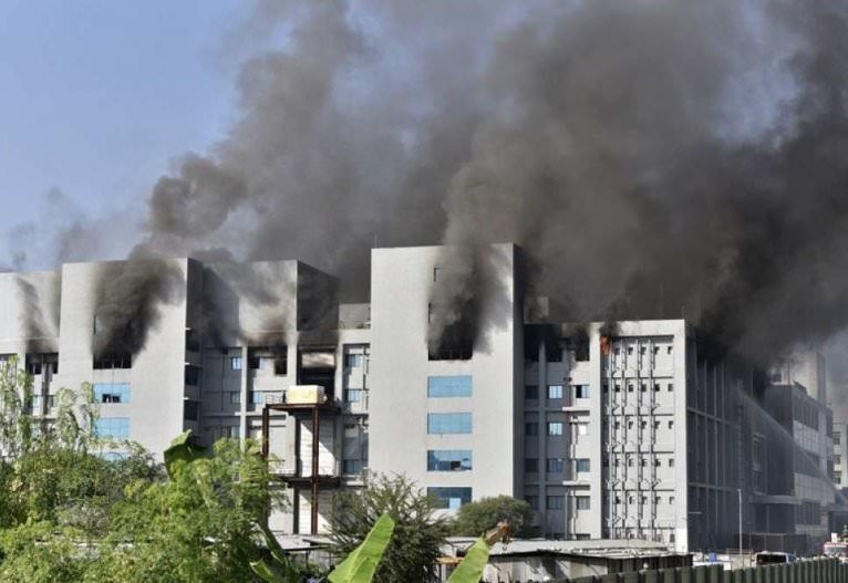 Hospital pega fogo e pacientes com covid-19 morrem