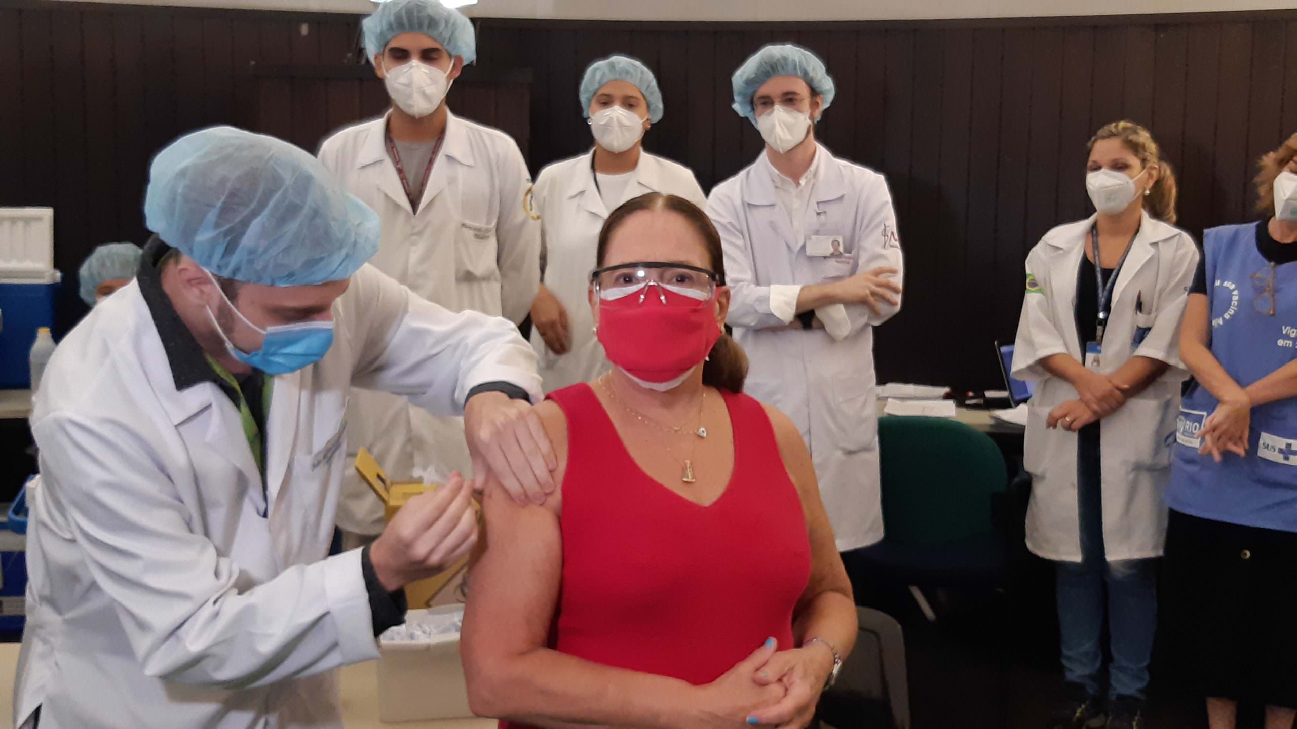 Susana Vieira, Evandro Mesquita e Ritchie são vacinados contra covid-19