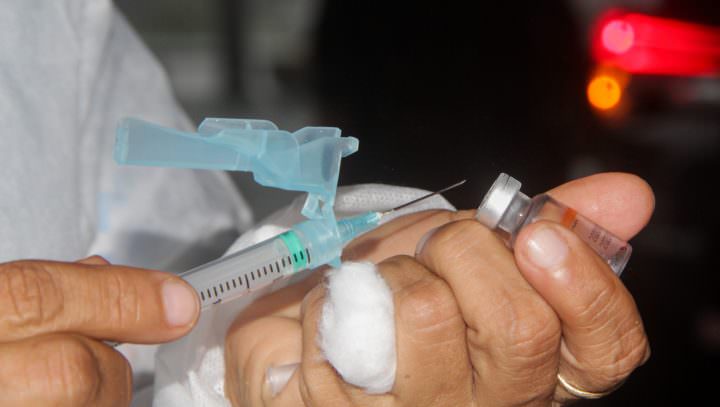 Pacientes com câncer têm dificuldade de se vacinar contra Covid-19 devido à exigência de atestado