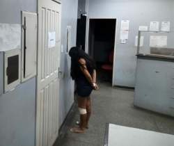 Mulher é presa após ser abandonada por namorado em assalto a ônibus