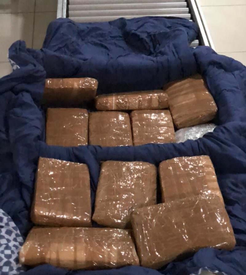 Mulheres tentam despachar mala com maconha no AM