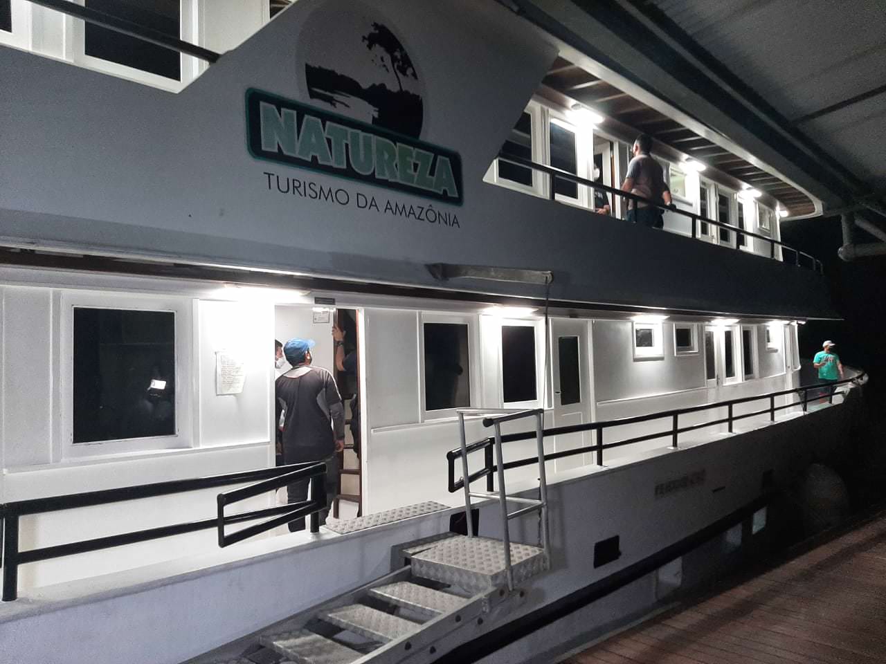 Polícia invade festa de blogueiras de Manaus em barco de luxo