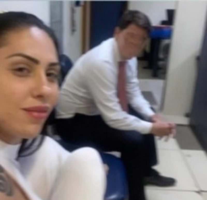 Bem vestida e sorrindo, mãe de Henry fez selfie na delegacia ao depor sobre morte do filho