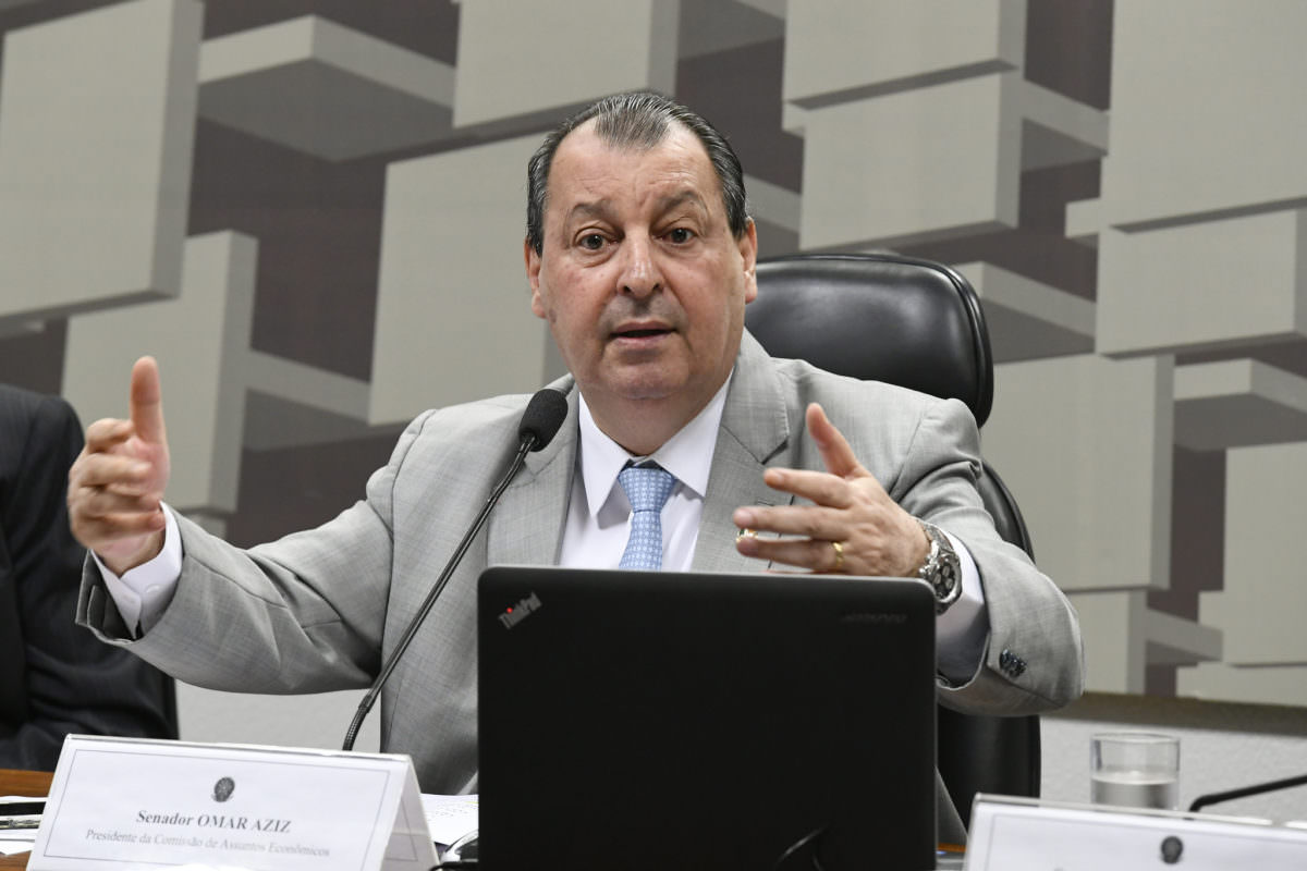 Omar Aziz rebate ministro da Saúde e duvida que Brasil vacine todo mundo este ano