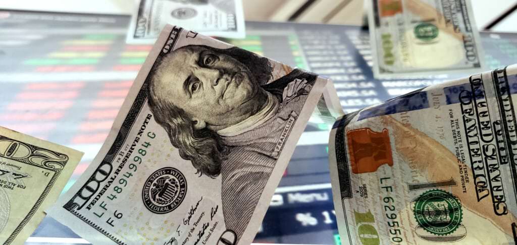 Valor do dólar chega a  R$ 5,72;  maior valor em duas semanas