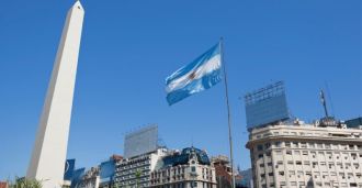 Argentina flexibiliza uso de máscaras e reabre fronteira para brasileiros