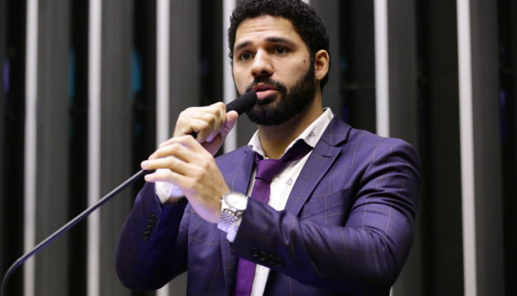 Deputado pede que PGR investigue Bolsonaro por ato antidemocrático