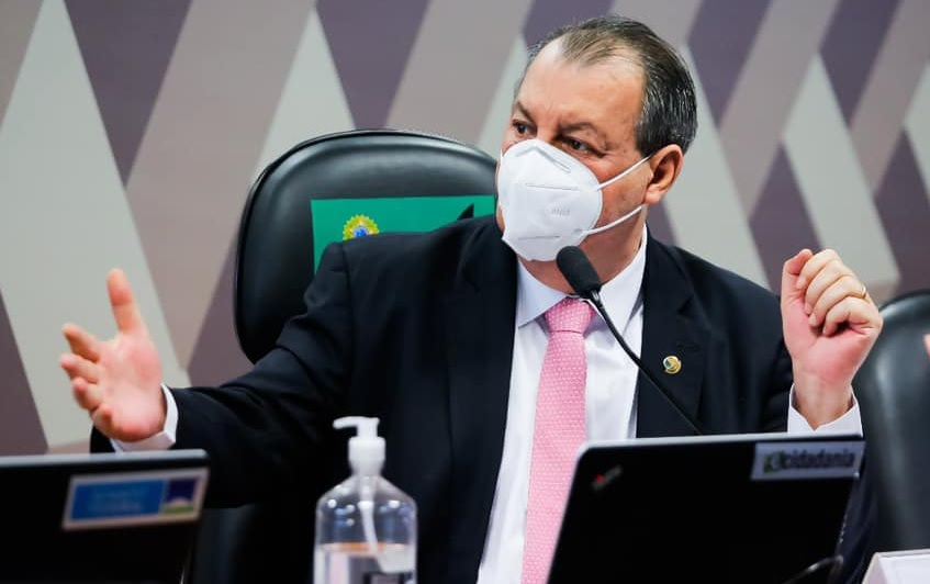Omar Aziz critica entrega de medalha a Bolsonaro em Manaus: 'O momento não é de festa'