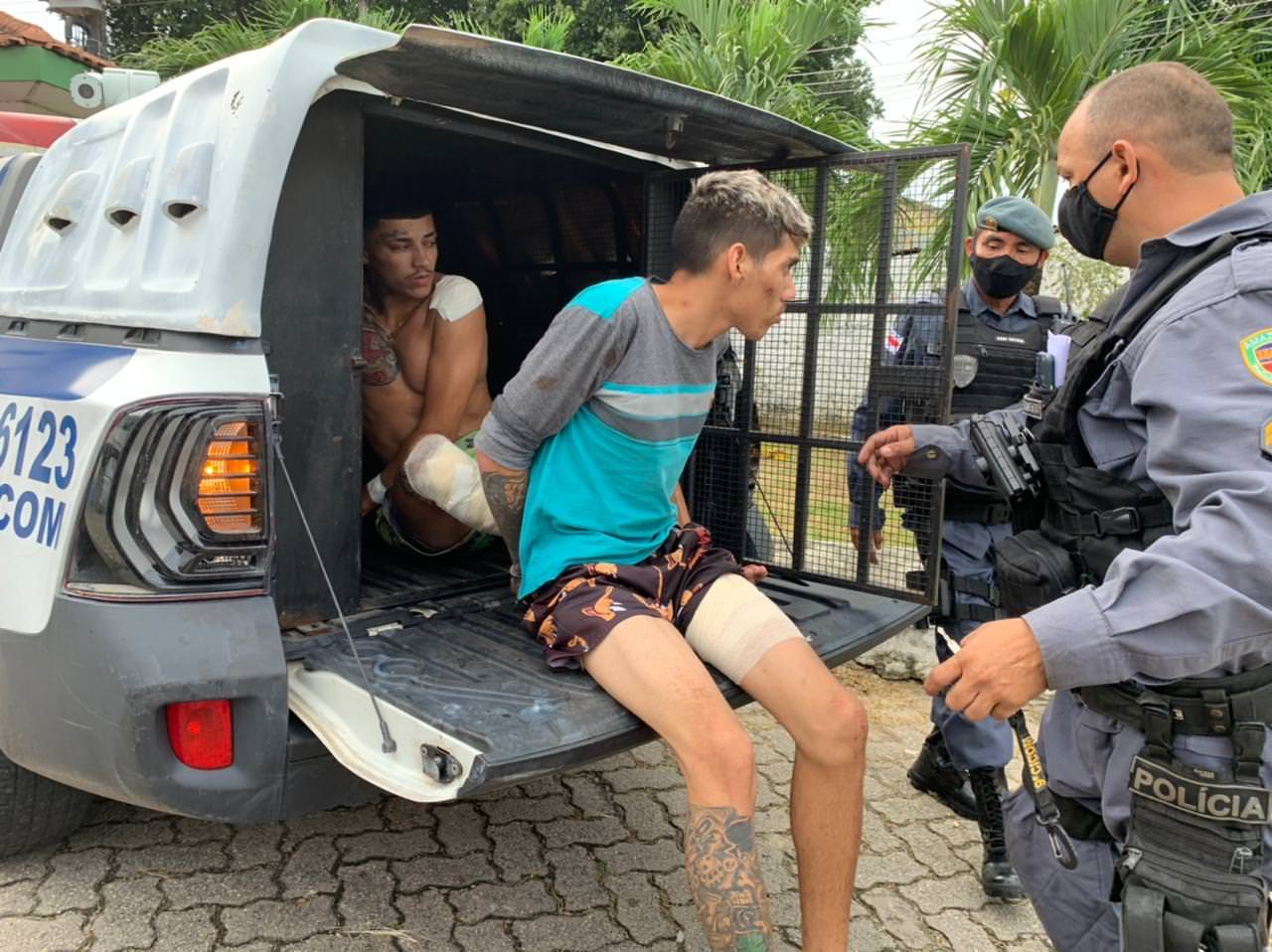 Dupla suspeita de realizar arrastão bate carro e é presa na zona Leste
