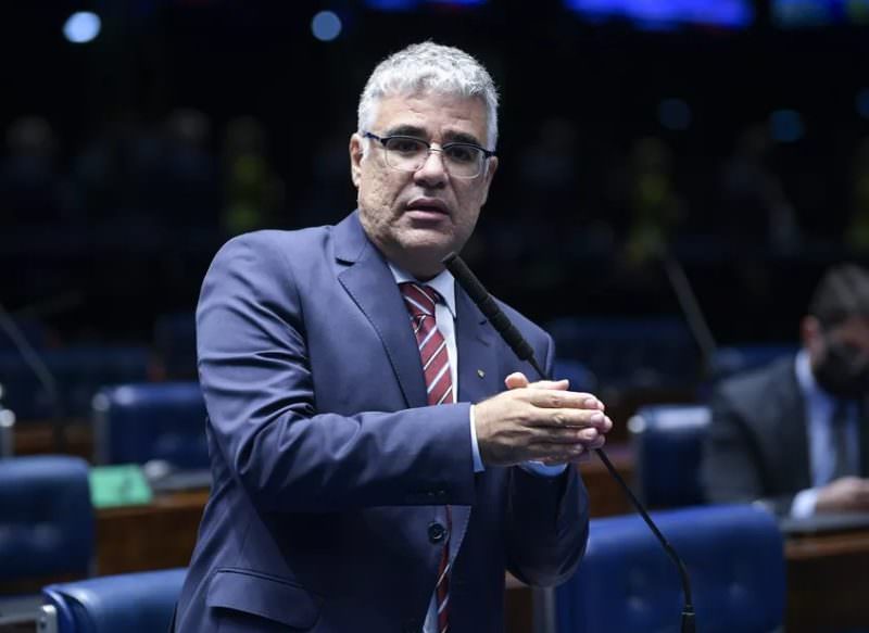 O senador Eduardo Girão anuncia candidatura à presidência da CPI da pandemia