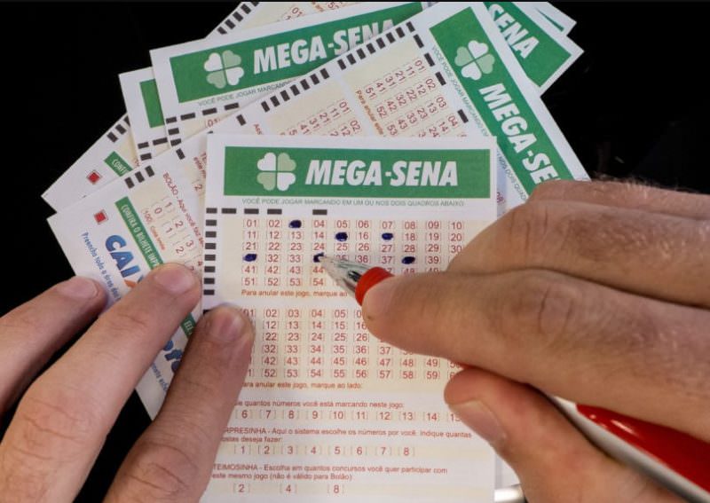 O Concurso 2.596 da Mega-Sena, que será realizado neste sábado (27) à noite em São Paulo, deverá pagar o prêmio de R$ 45 milhões a quem acertar as seis dezenas