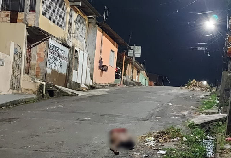 Homem seminu é encontrado morto com golpes de faca em Manaus