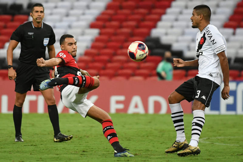 Flamengo e Vasco se enfrentam pensando nas semifinais do Carioca