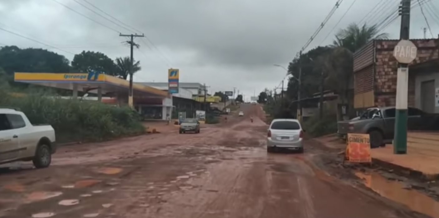 Enquanto Augusto Ferraz pensa em construir teleférico, ruas de Iranduba continuam esburacadas