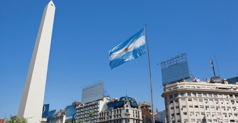 Argentina flexibiliza uso de máscaras e reabre fronteira para brasileiros