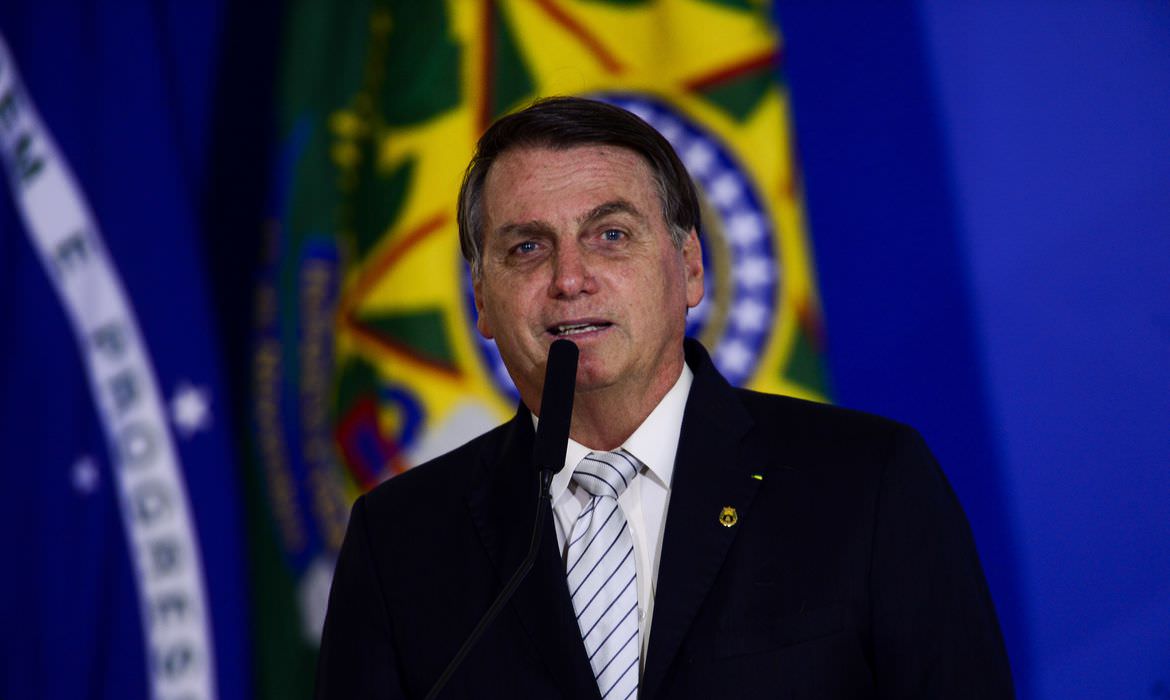 Bolsonaro afirma que lutar por emprego é 'tão ou mais importante' do que enfrentar o vírus