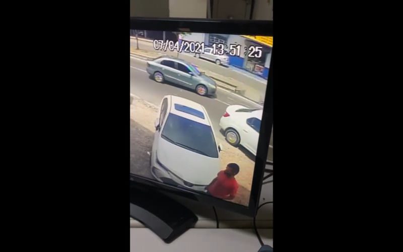 Câmeras flagram furto com uso de 'Chapolin' em Manaus; veja vídeo