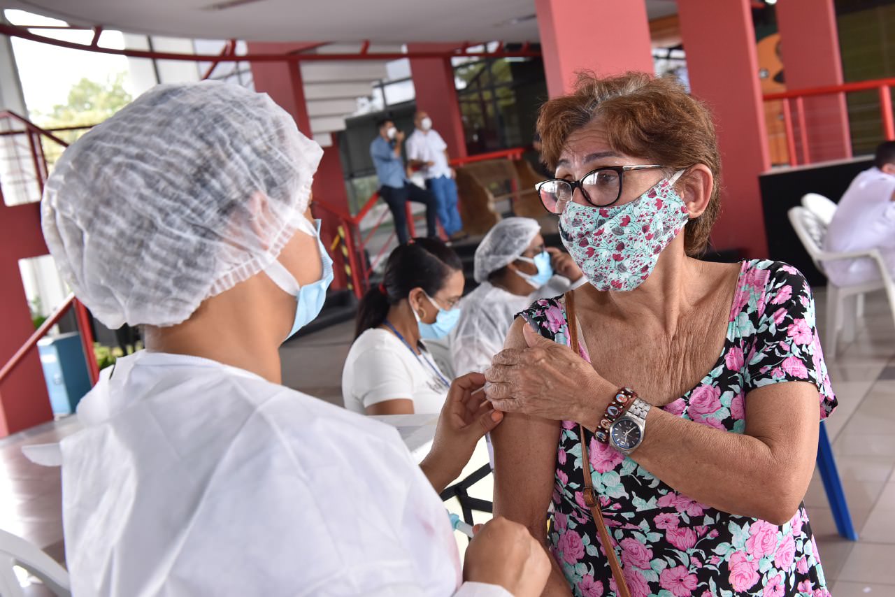 Covid-19: vacinação para pessoas de 50 a 55 anos com comorbidades começa neste sábado